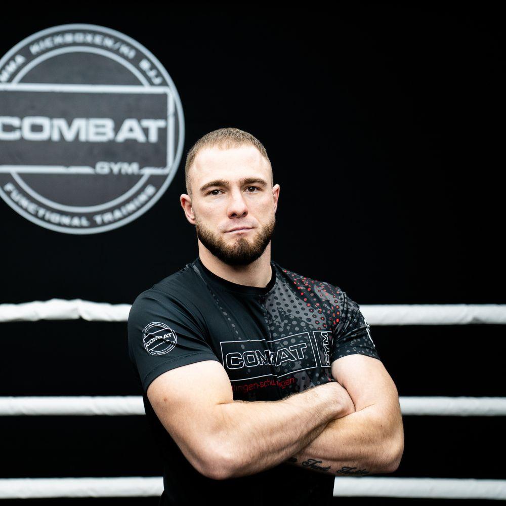 Bild eines Trainers im Kampfsportstudio