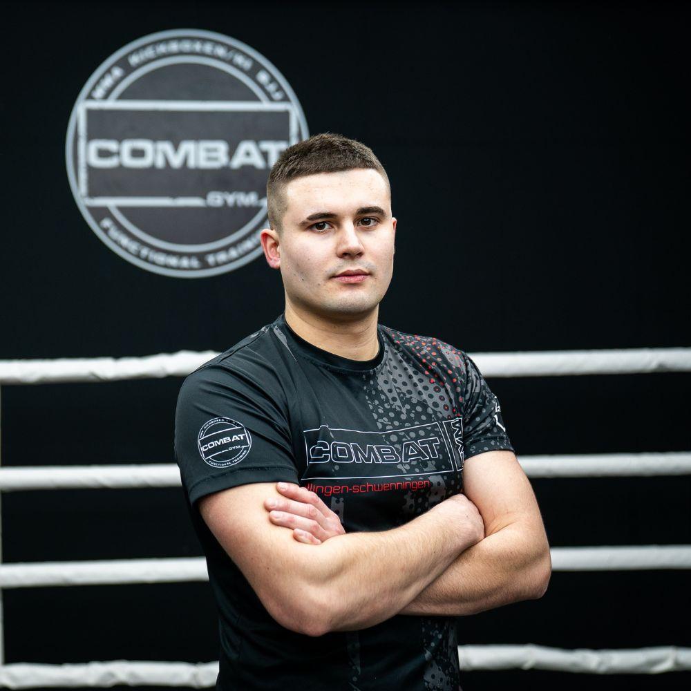 Bild eines Trainers im Kampfsportstudio