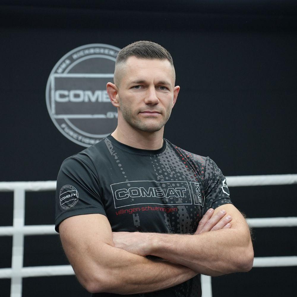 Bild eines Trainers im Kampfsportstudio