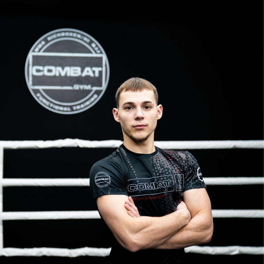 Bild eines Trainers im Kampfsportstudio