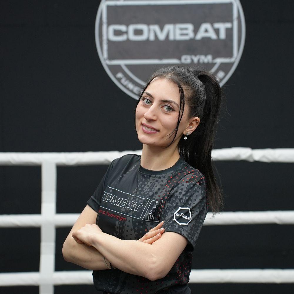 Bild einer Trainerin im Kampfsportstudio