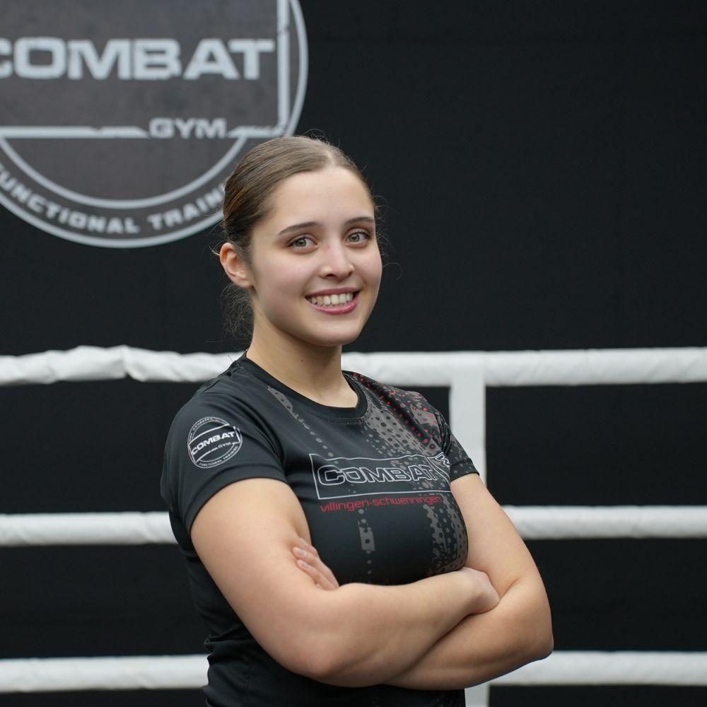 Bild einer Trainerin im Kampfsportstudio